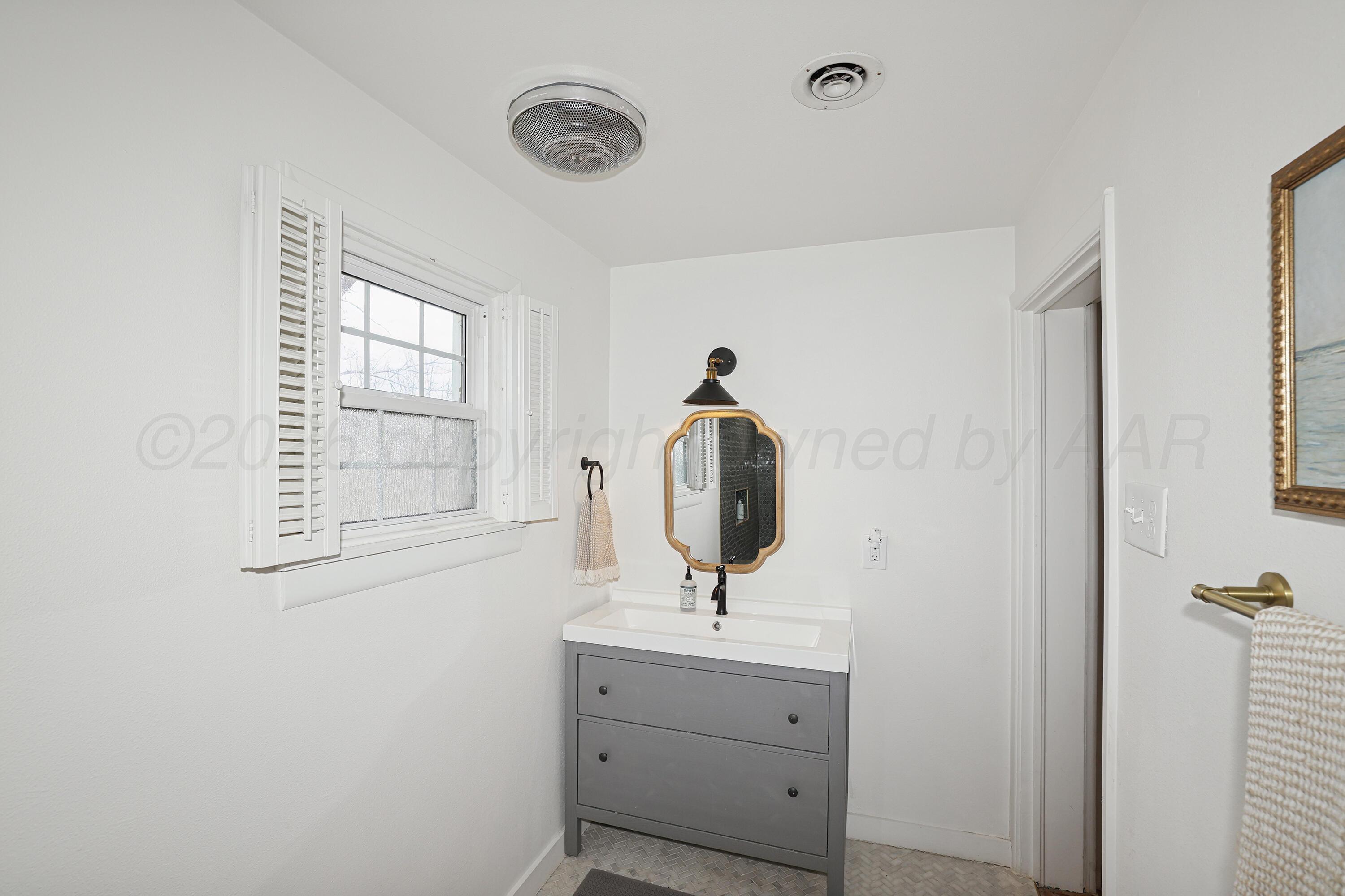 2102 South Hayden Street Amarillo, TX 79109 - Photo 29 of 37 32-Upstairs Bathroom