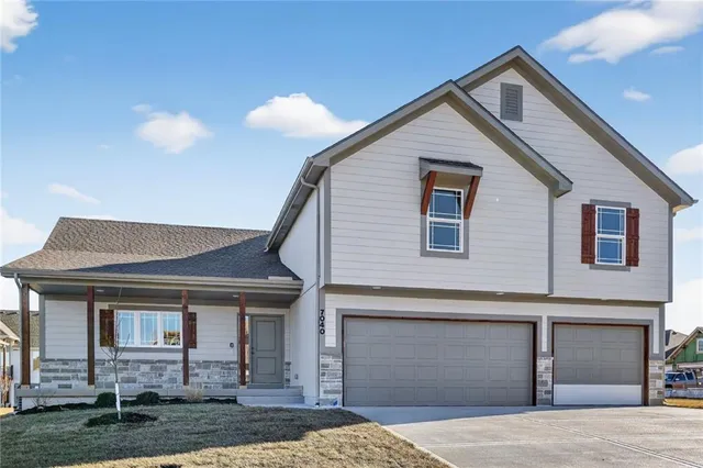 $595,000 | 7040 Yulich Court, Parkville, MO 64152