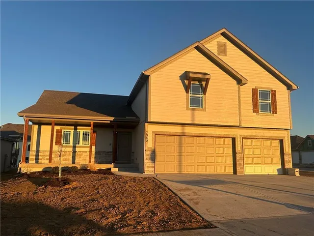 $599,999 | 7040 Yulich Court, Parkville, MO 64152