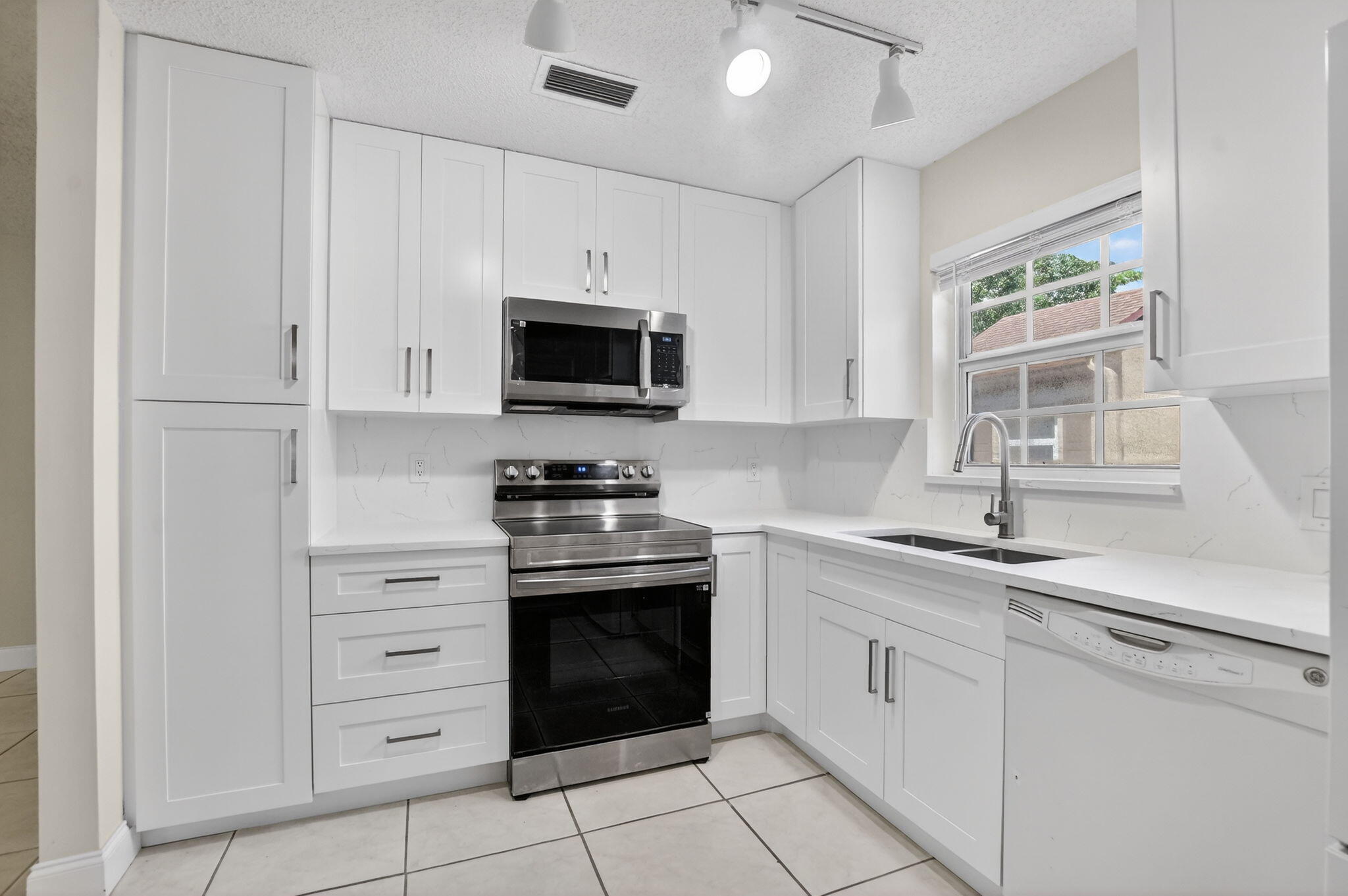 22334 Southwest 57th Circle Boca Raton, FL 33428 - Photo 6 of 29 16-web-or-mls-DSC_1098