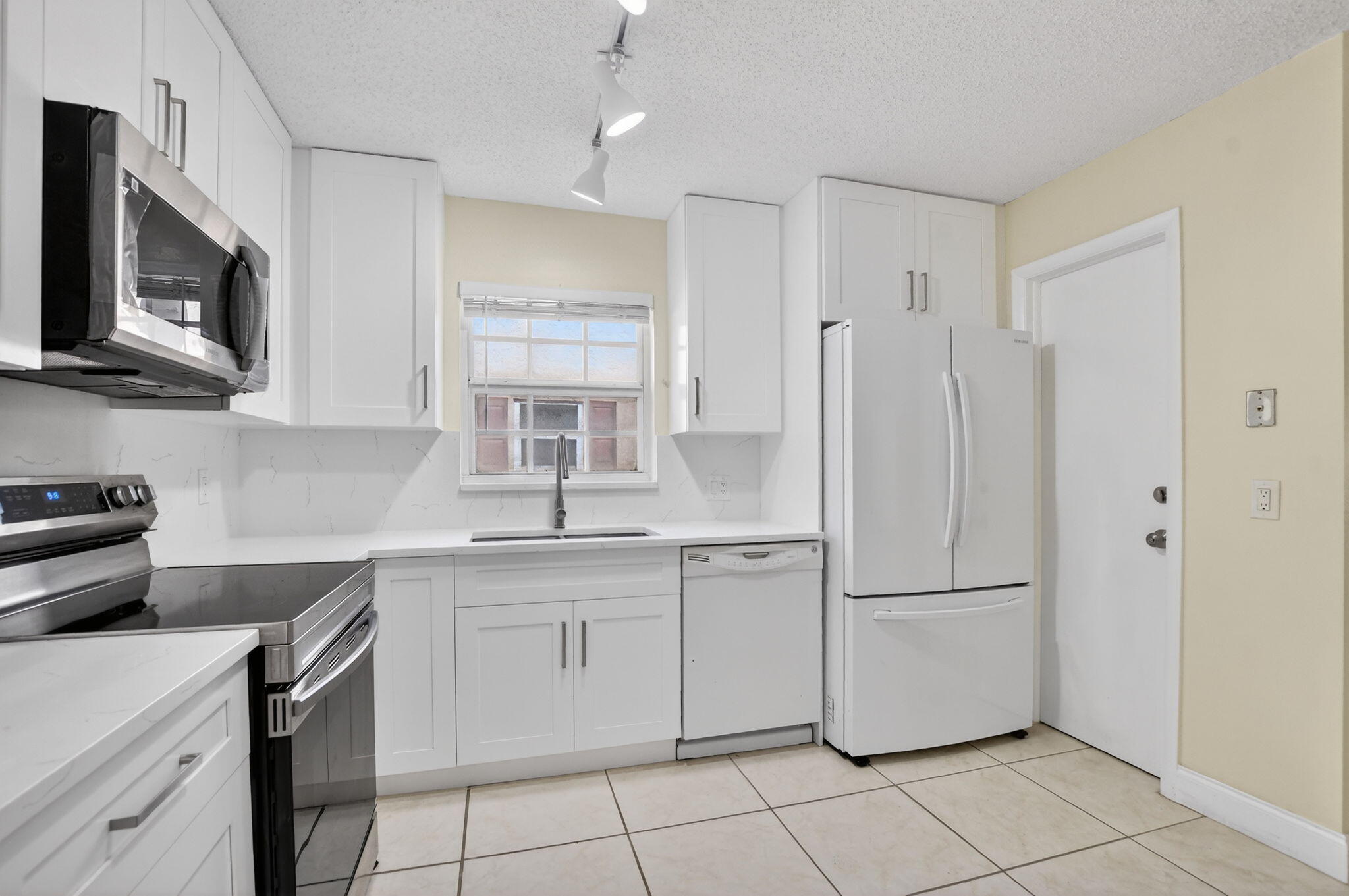 22334 Southwest 57th Circle Boca Raton, FL 33428 - Photo 7 of 29 17-web-or-mls-DSC_1103