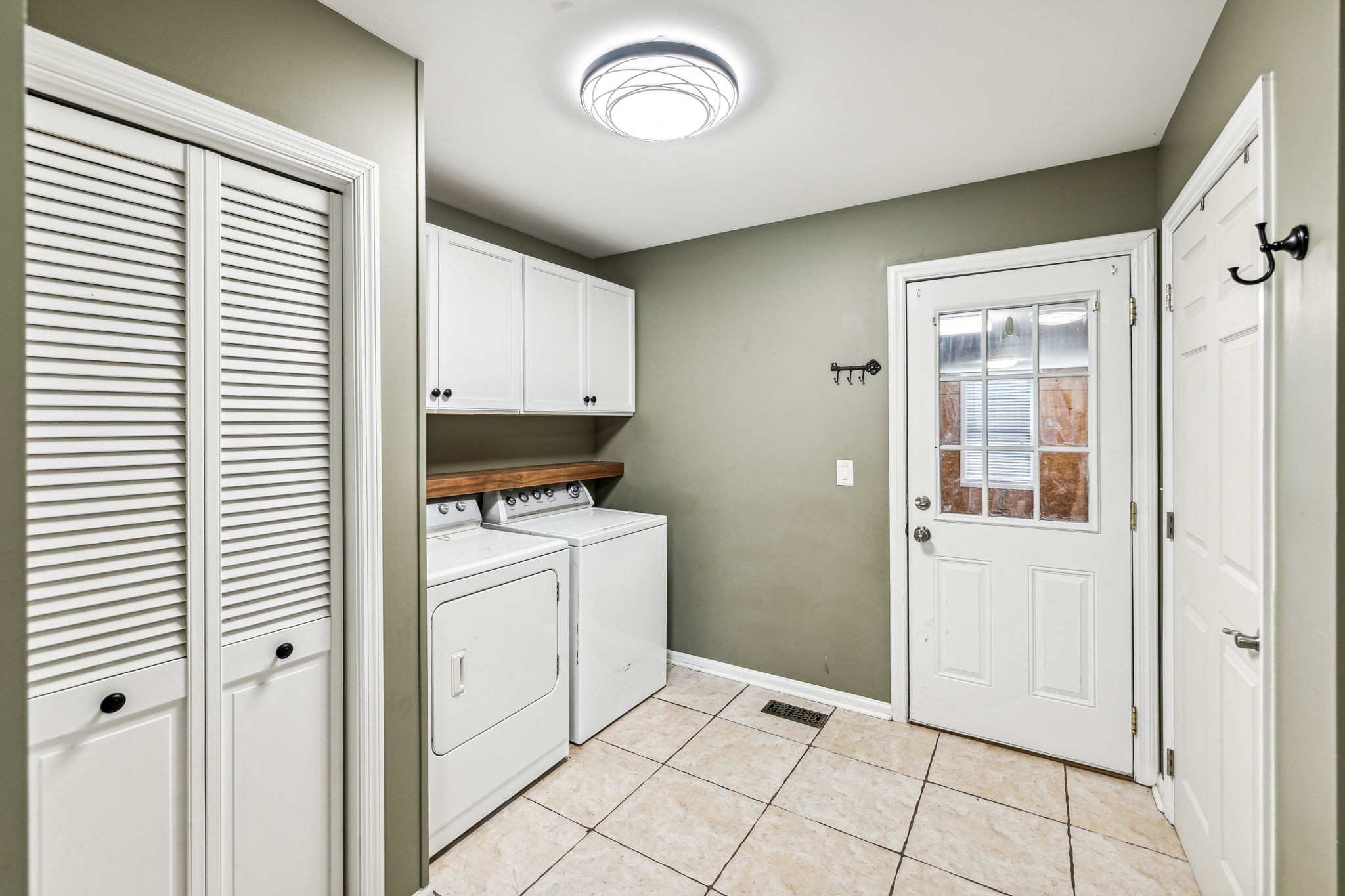 915 Woosley Road Tullahoma, TN 37388 - Photo 29 of 70 laundry Area of the Mud Room