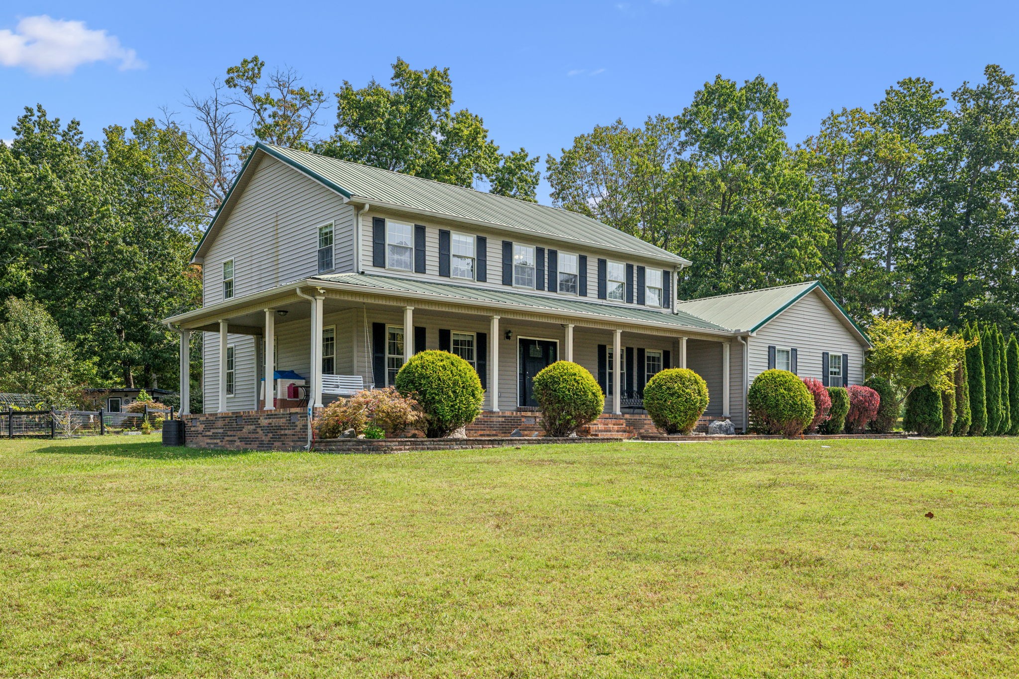This home has all you need for that perfect country living but just minutes to Tullahoma, Lynchburg, Jack Daniels, Motlow College and Shelbyville.