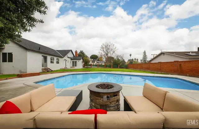 $695,900 | Undisclosed Address, Bakersfield, CA 93305