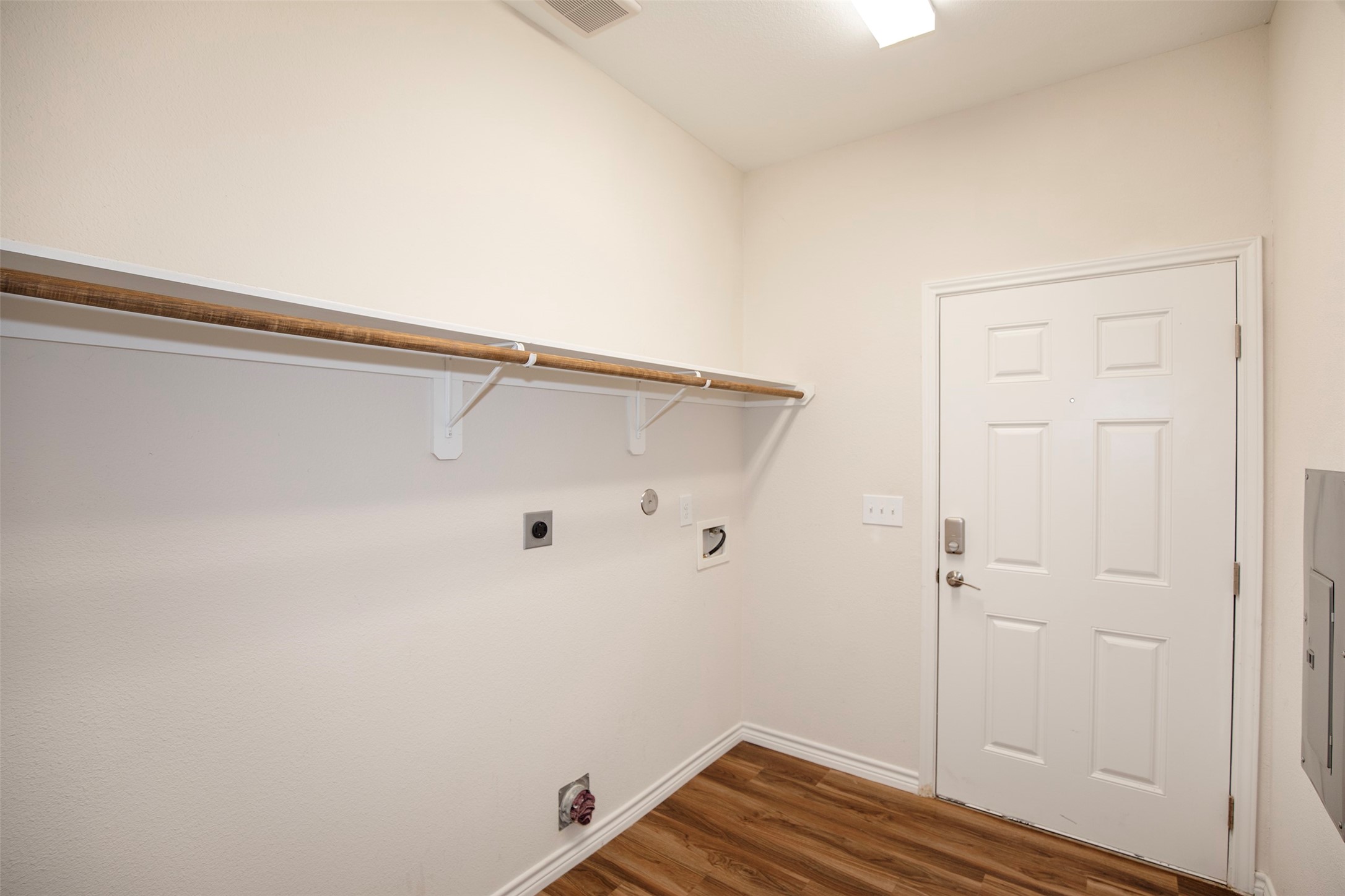 1125 Lake Road La Marque, TX 77568 - Photo 13 of 26 The utility room is located just inside the side entrance.