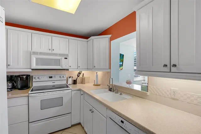 $405,000 | 1536 Ocean Drive, Unit 201B, Vero Beach, FL 32963