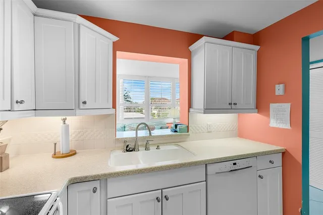 $405,000 | 1536 Ocean Drive, Unit 201B, Vero Beach, FL 32963