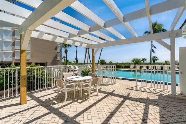 $405,000 | 1536 Ocean Drive, Unit 201B, Vero Beach, FL 32963