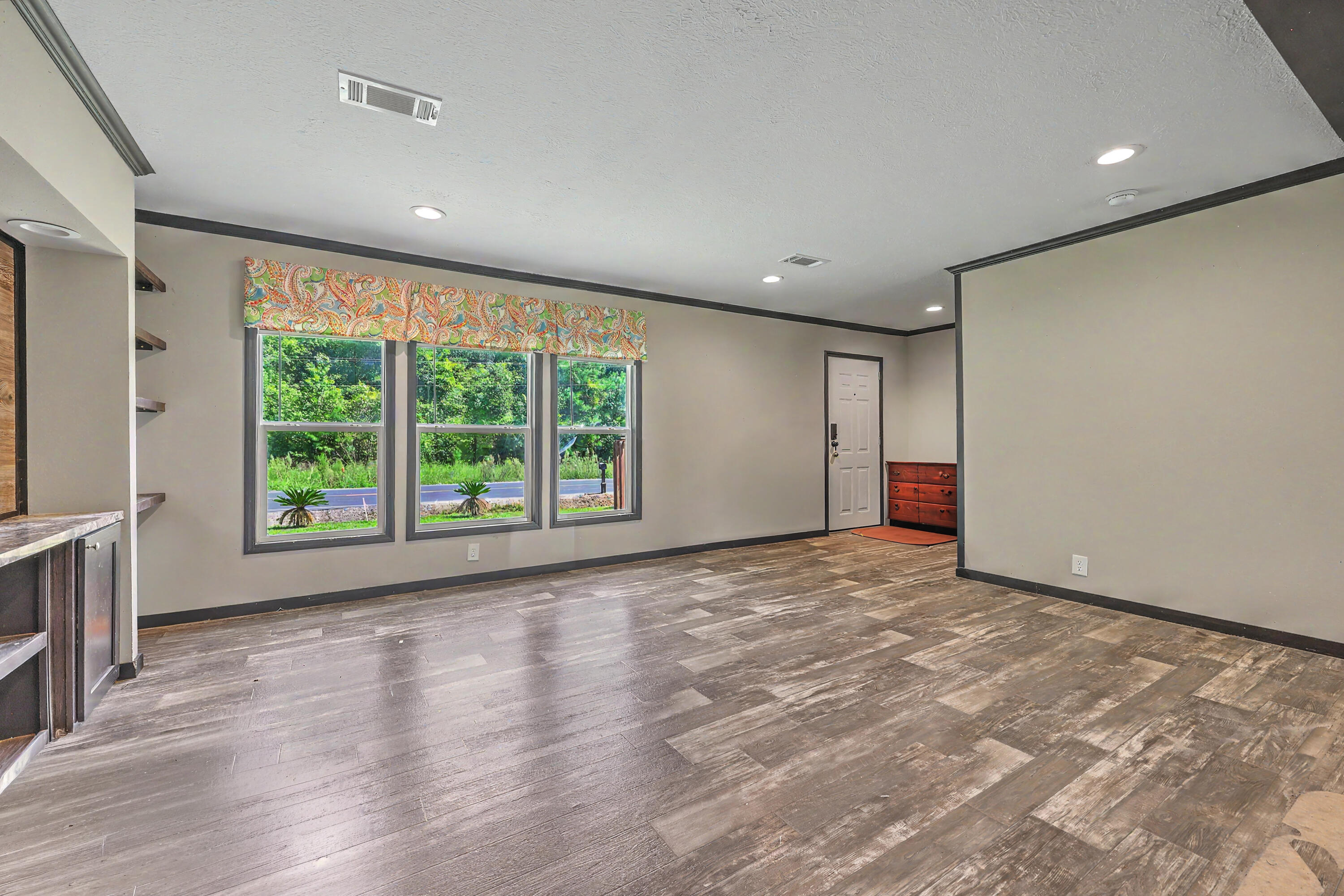654 Second Texas Road St. George, SC 29477 - Photo 14 of 36 Living room