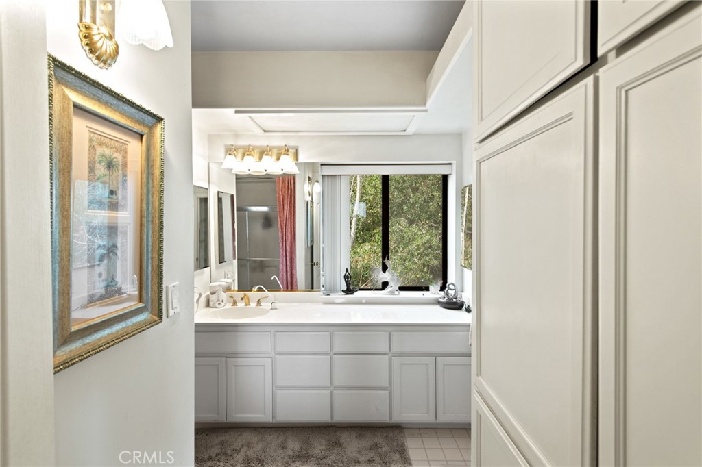 8255 Balboa Road Atascadero, CA 93422 - Photo 33 of 72 a bathroom with a sink mirror and a bathtub