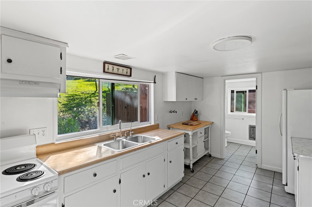 8255 Balboa Road Atascadero, CA 93422 - Photo 55 of 72 a kitchen that has a sink and a stove