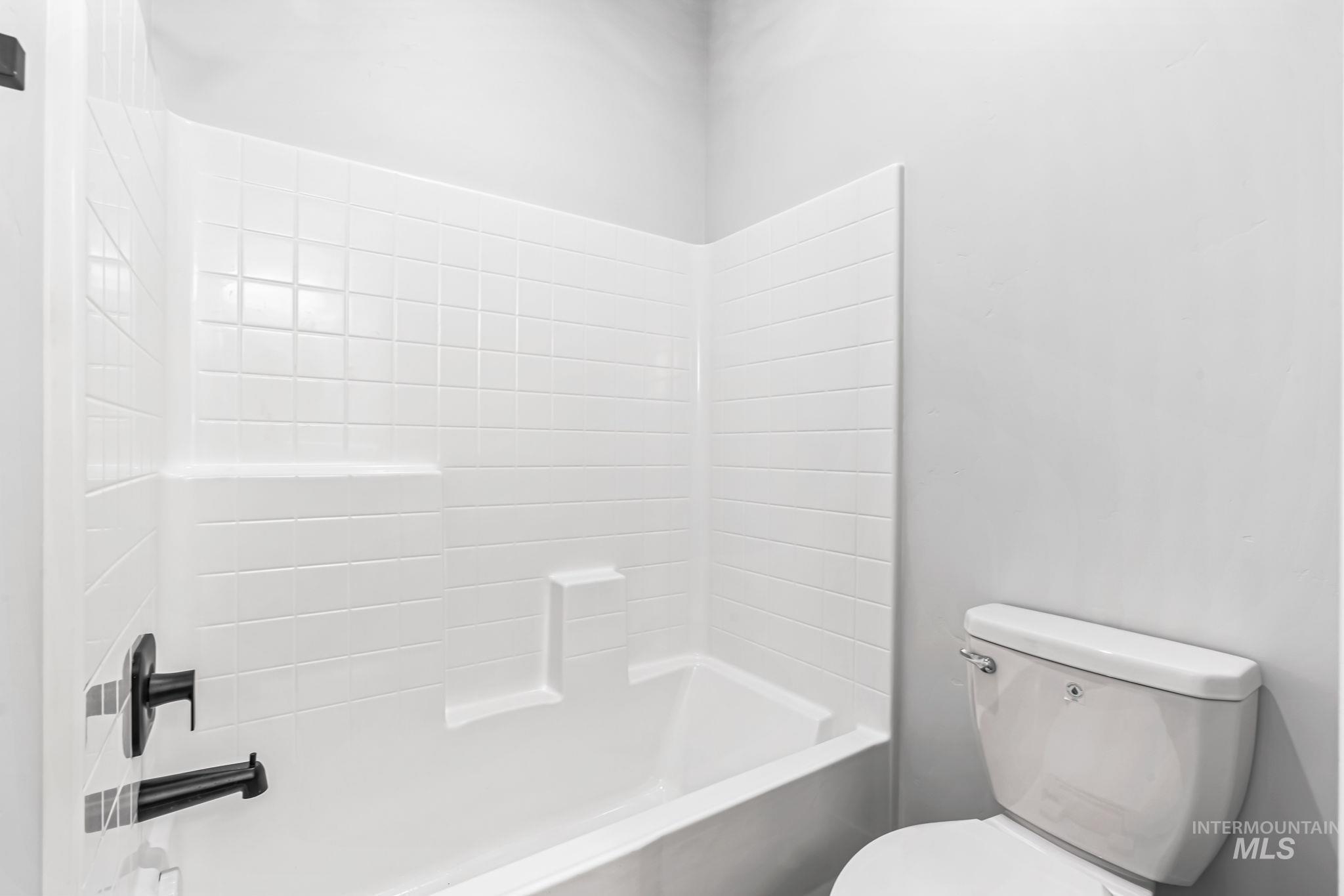 2905 Cypress Point Payette, ID 83661 - Photo 21 of 26 Full bathroom with shower / bathtub combination and toilet