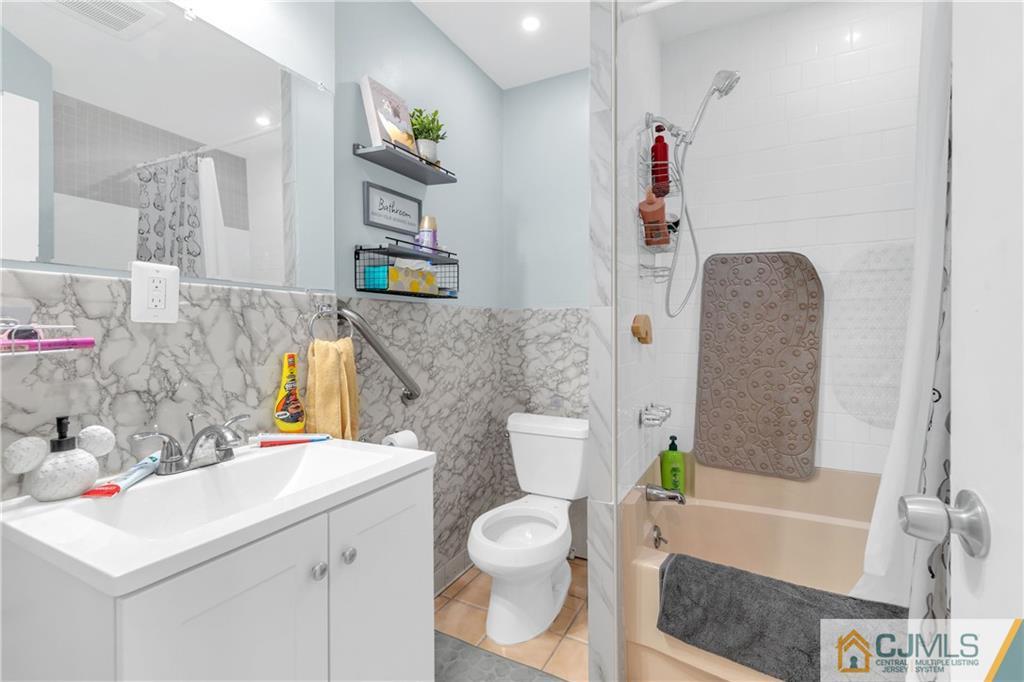 208 Oak Place Piscataway, NJ 08854 - Photo 9 of 23 a bathroom with a sink toilet and shower