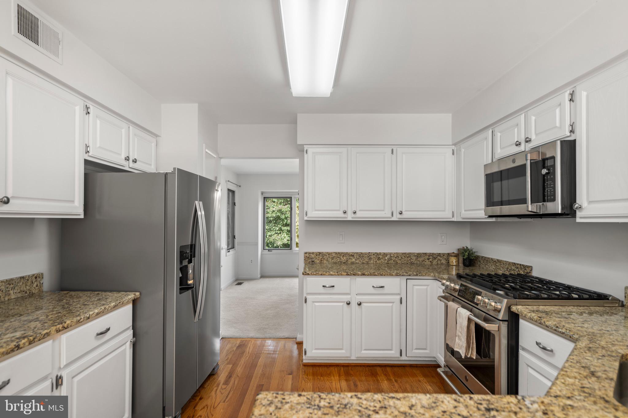 1281 Wedgewood Manor Way Reston, VA 20194 - Photo 21 of 56 Modern kitchen and appliances...