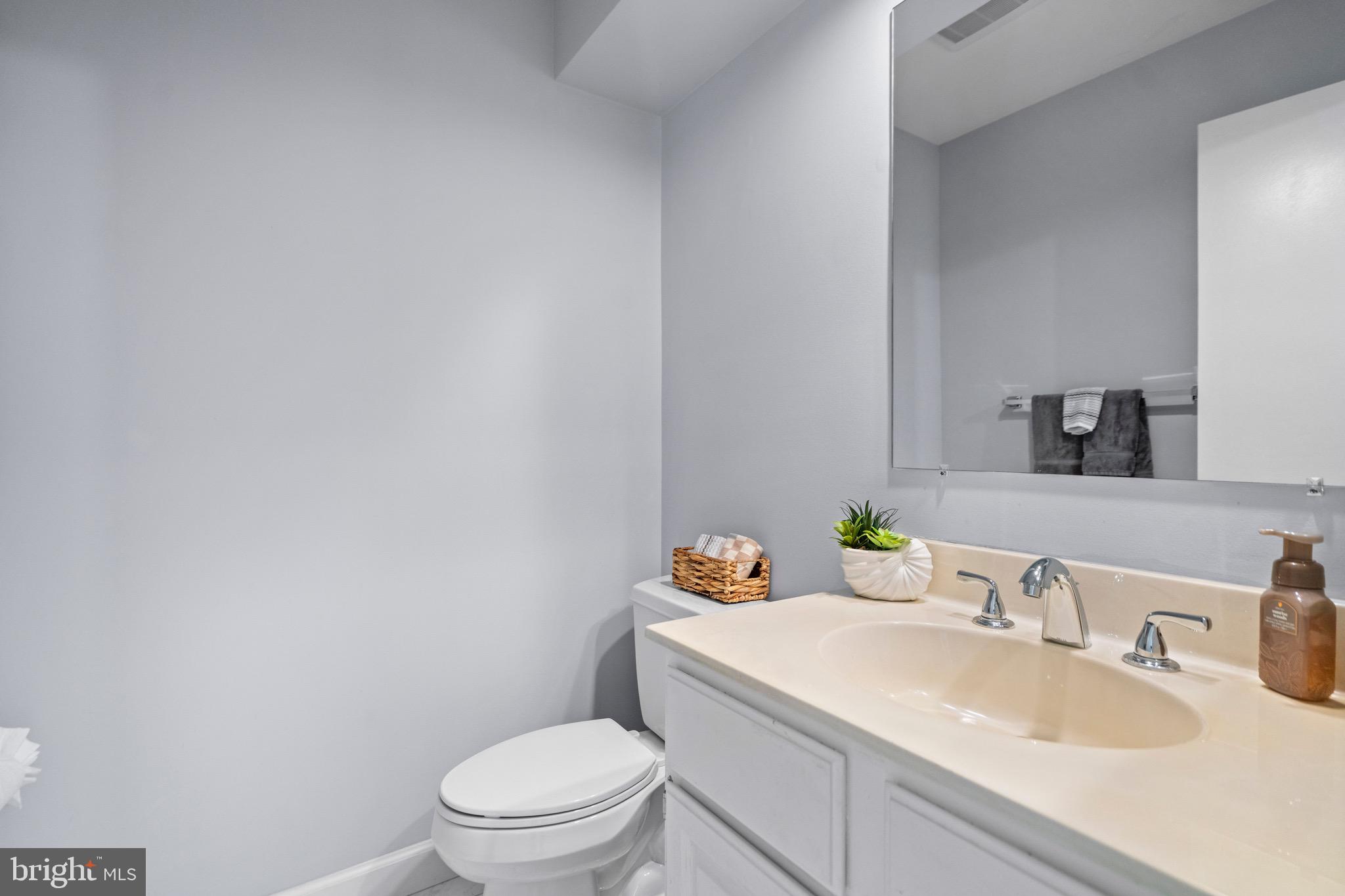 1281 Wedgewood Manor Way Reston, VA 20194 - Photo 8 of 56 Main level powder room