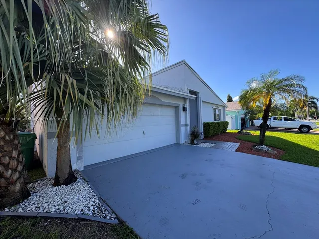 a view of a house with backyard and tree