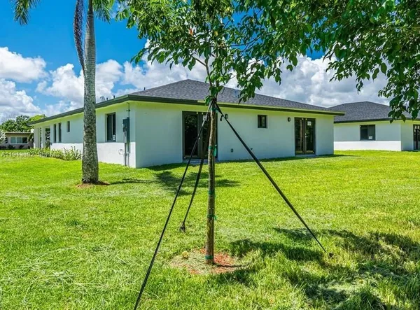 a view of a house with backyard