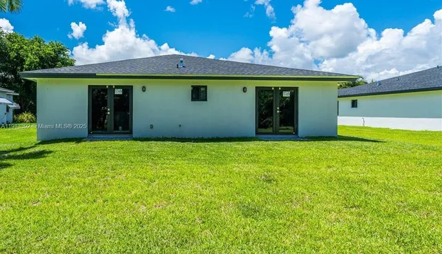 a view of a house with a backyard