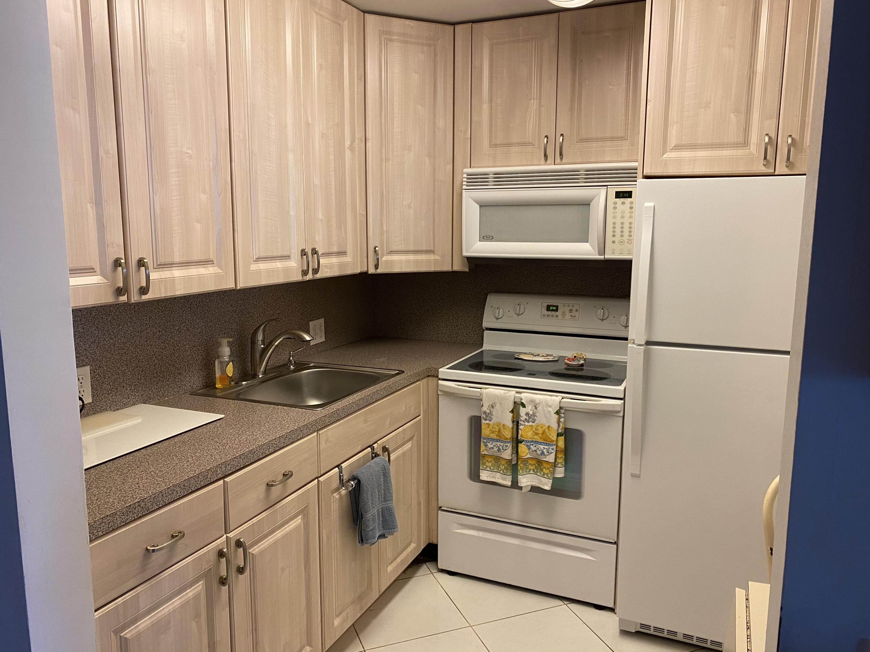 390 Brighton East, Unit J Boca Raton, FL 33434 - Photo 8 of 21 Photo Nov 03, 2 45 08 PM