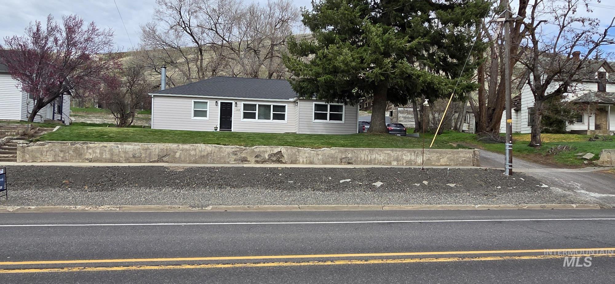 1269 Main Street Pomeroy, WA 99347 - Photo 3 of 38 Single story home with a front lawn