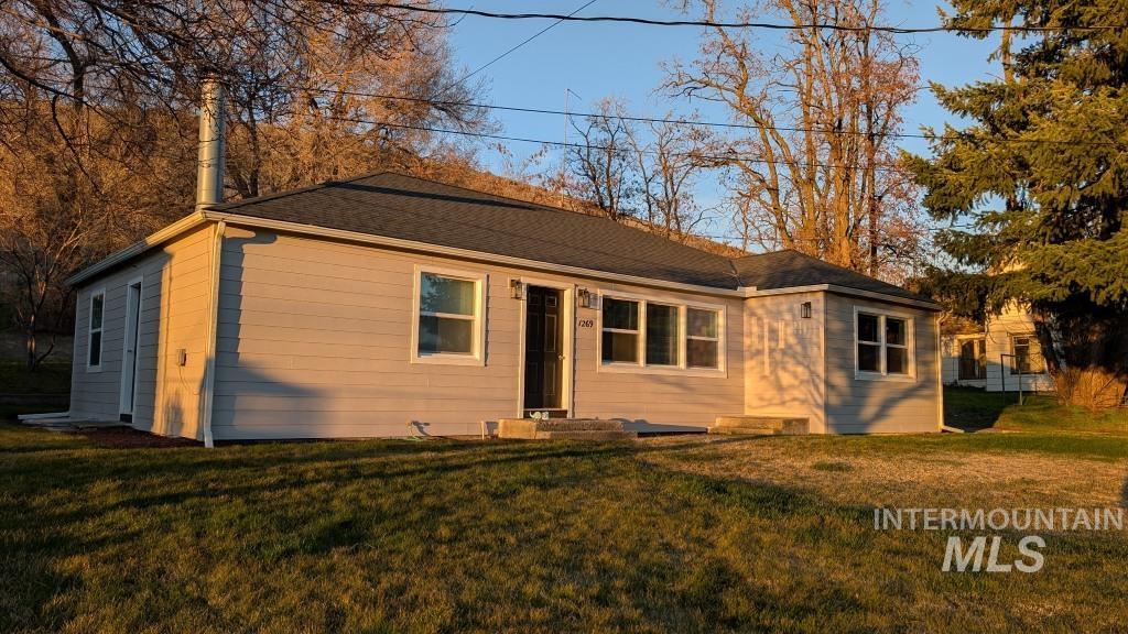 1269 Main Street Pomeroy, WA 99347 - Photo 4 of 38 View of front of property with a front yard and entry steps