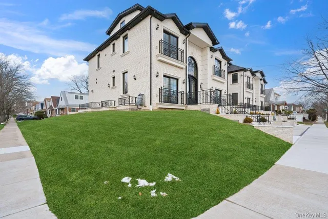 $2,799,999 | 259-09 81st Avenue | Floral Park