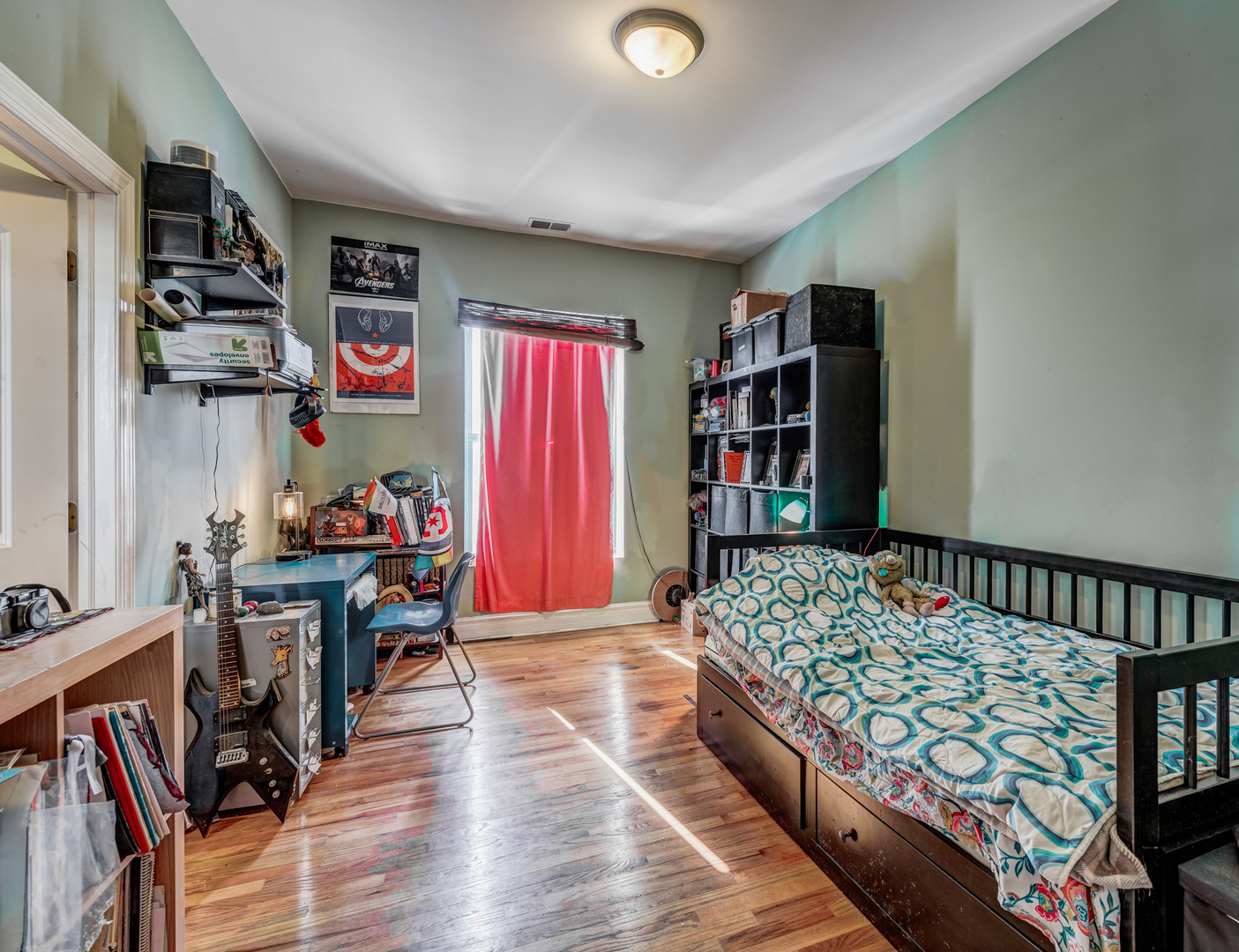 4543 South Prairie Avenue, Unit 3S Chicago, IL 60653 - Photo 13 of 21 a bedroom with furniture and a book shelf