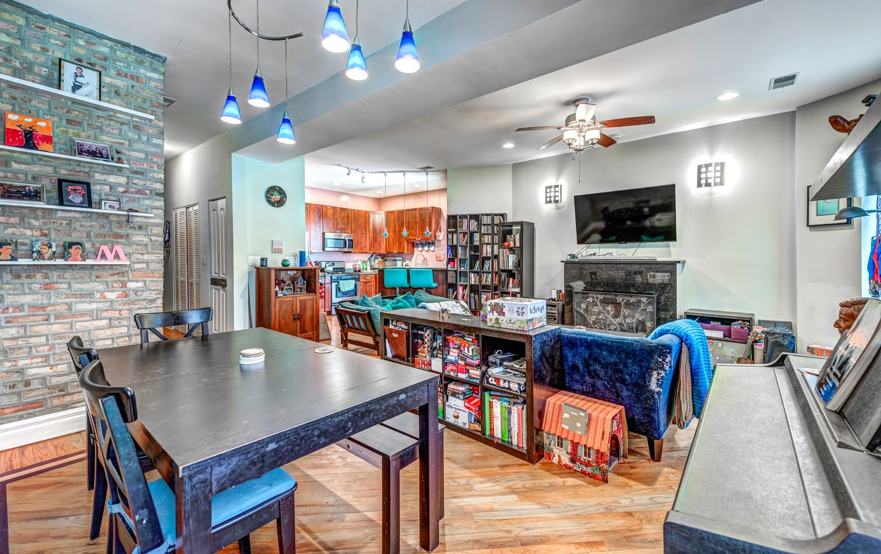 4543 South Prairie Avenue, Unit 3S Chicago, IL 60653 - Photo 3 of 21 a living room with fireplace furniture and a flat screen tv
