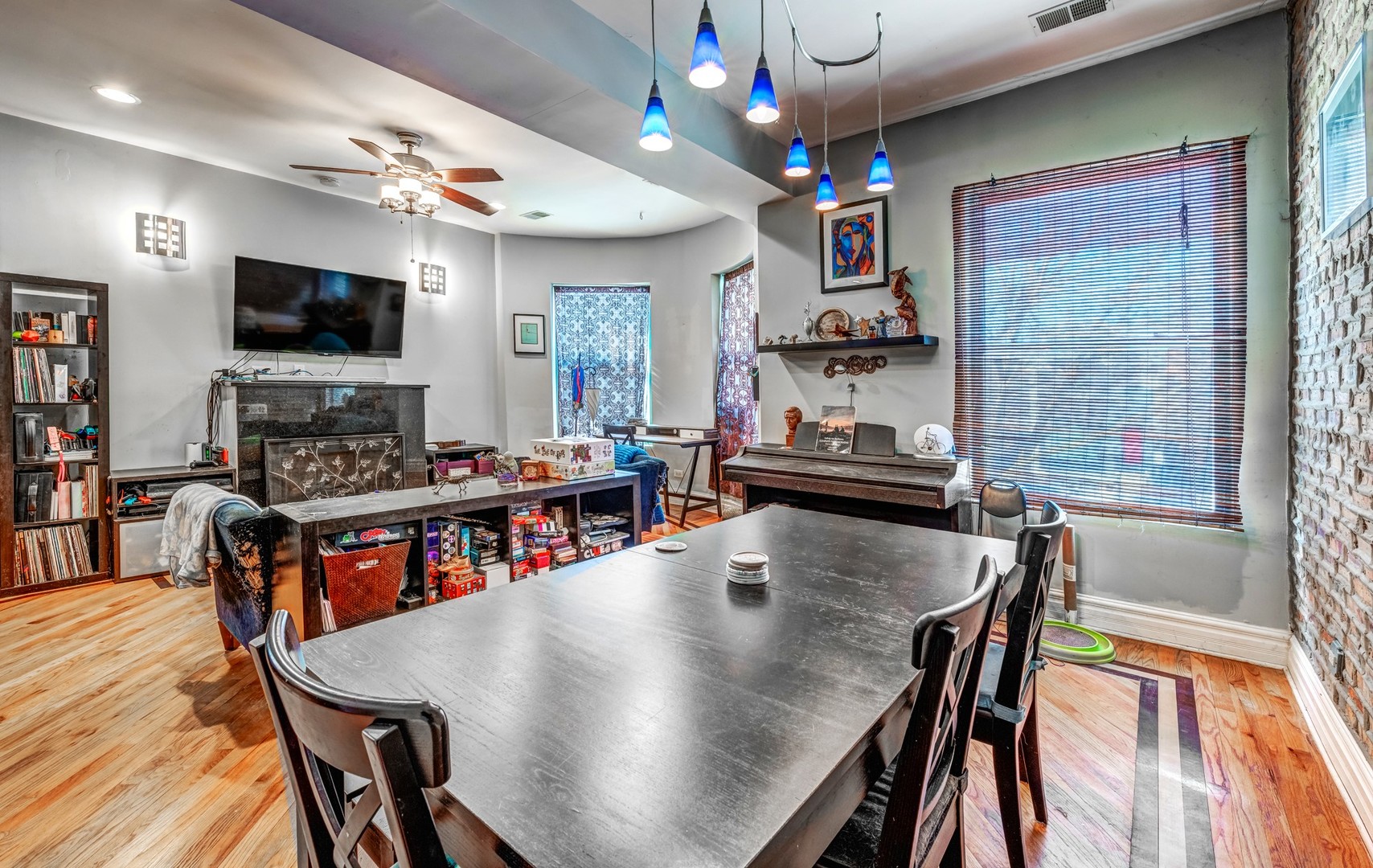 4543 South Prairie Avenue, Unit 3S Chicago, IL 60653 - Photo 5 of 21 a living room with furniture and a flat screen tv