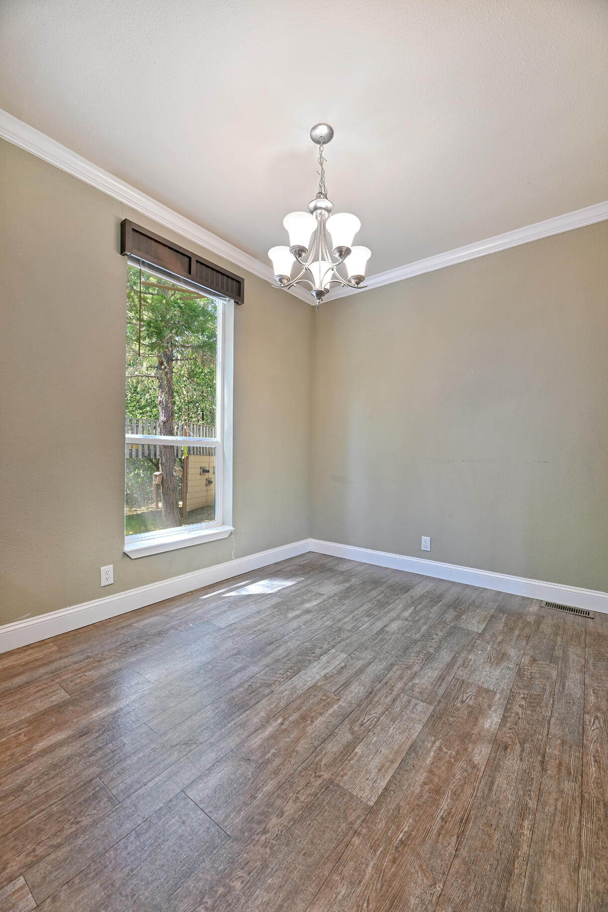 646 Winona Road Grants Pass, OR 97526 - Photo 22 of 40 DSC_9943