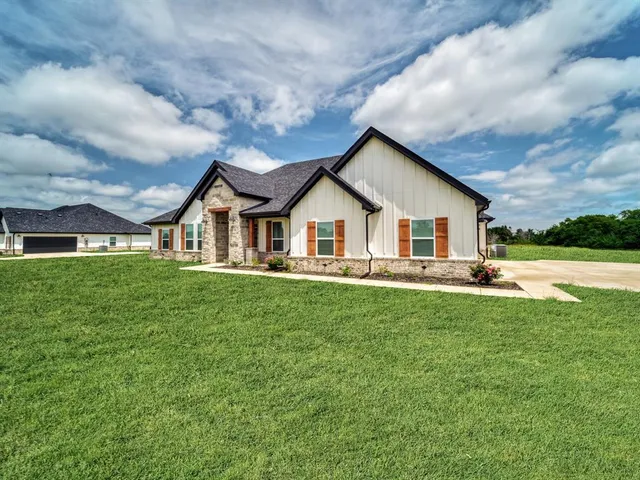 a view of a house and a yard with plants