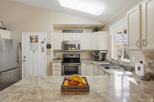 7737 Ranches Parkway Eagle Mountain, UT 84005 - Photo 9 of 28 Kitchen