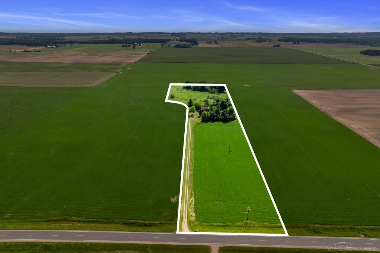 4690 Maple Grove Road Deckerville, MI 48427 - Photo 2 of 41 50146105-a24da659-0d3b-4870-9037-7a2c8b4dccdf.JPG