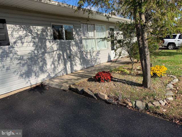 76 Black Walnut Road Levittown, PA 19057 - Photo 2 of 15 Gallery Image 2