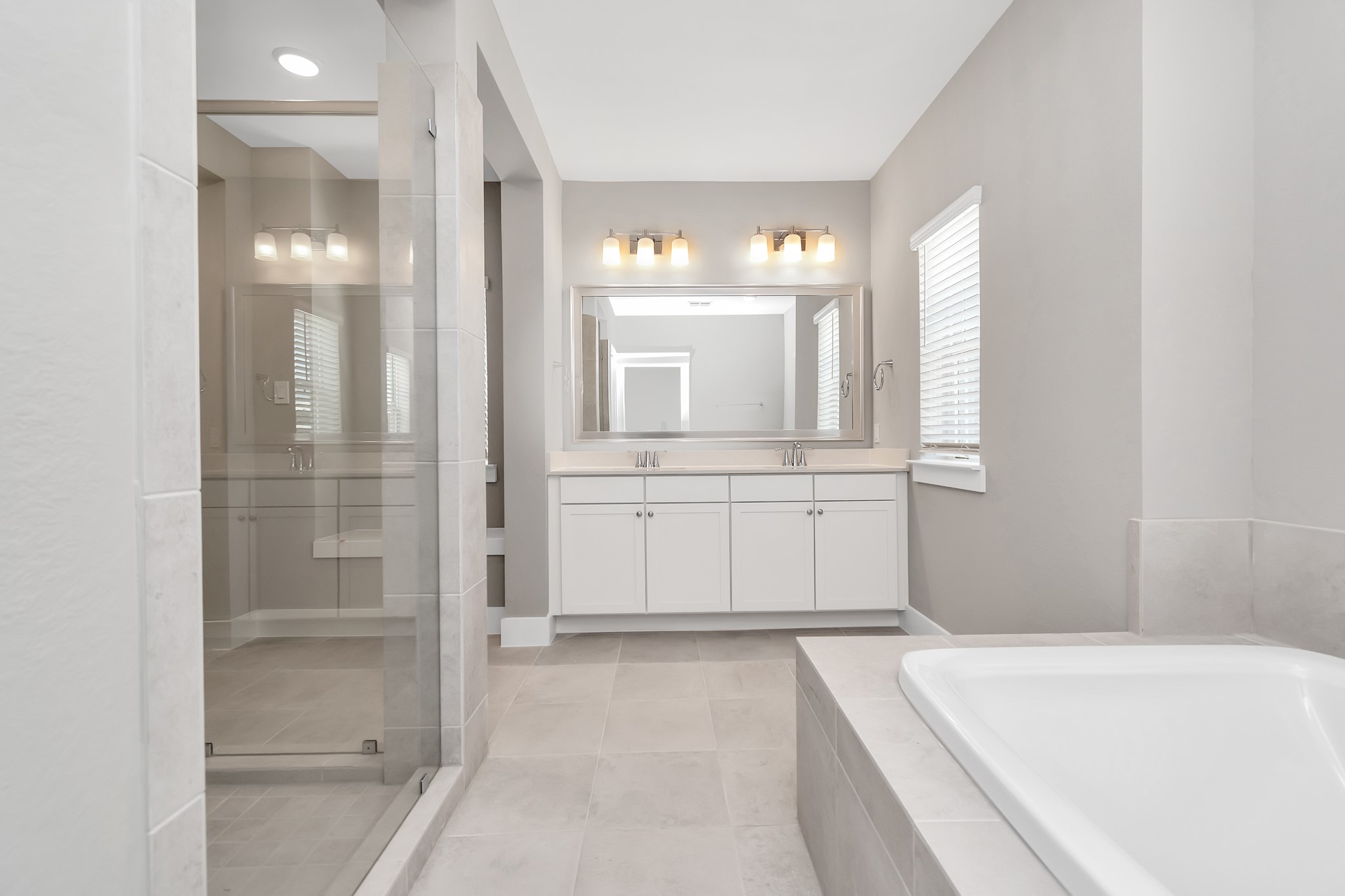 2717 Ruhman Flds Drive Houston, TX 77008 - Photo 15 of 43 a bathroom with a bathtub and a sink