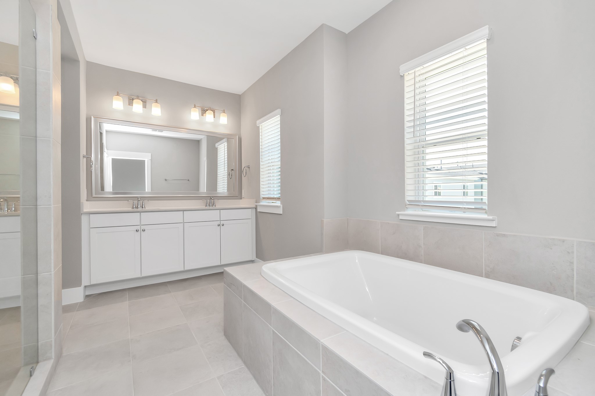 2717 Ruhman Flds Drive Houston, TX 77008 - Photo 16 of 43 a bathroom with a tub a sink and mirror