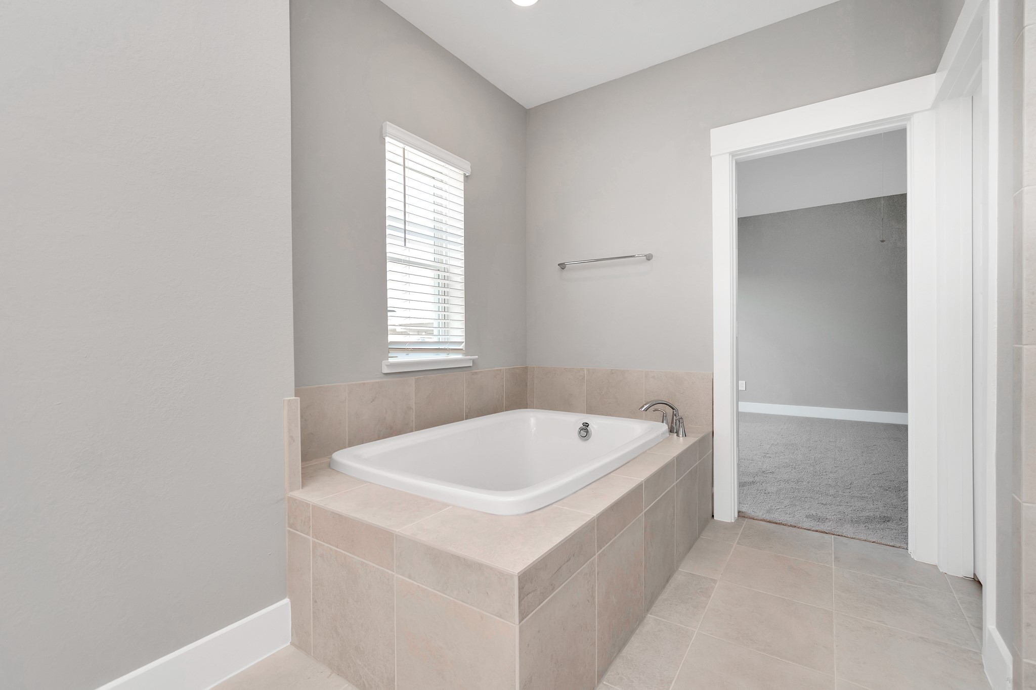 2717 Ruhman Flds Drive Houston, TX 77008 - Photo 17 of 43 a white bath tub sitting next to a window