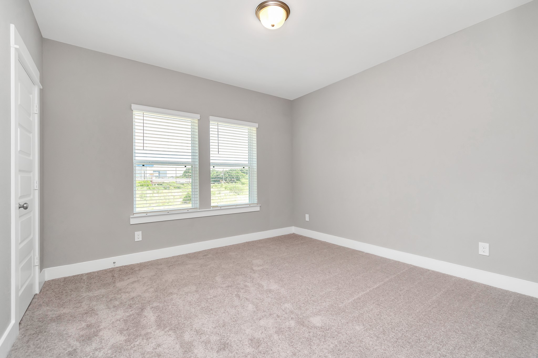2717 Ruhman Flds Drive Houston, TX 77008 - Photo 20 of 43 an empty room with windows and a window