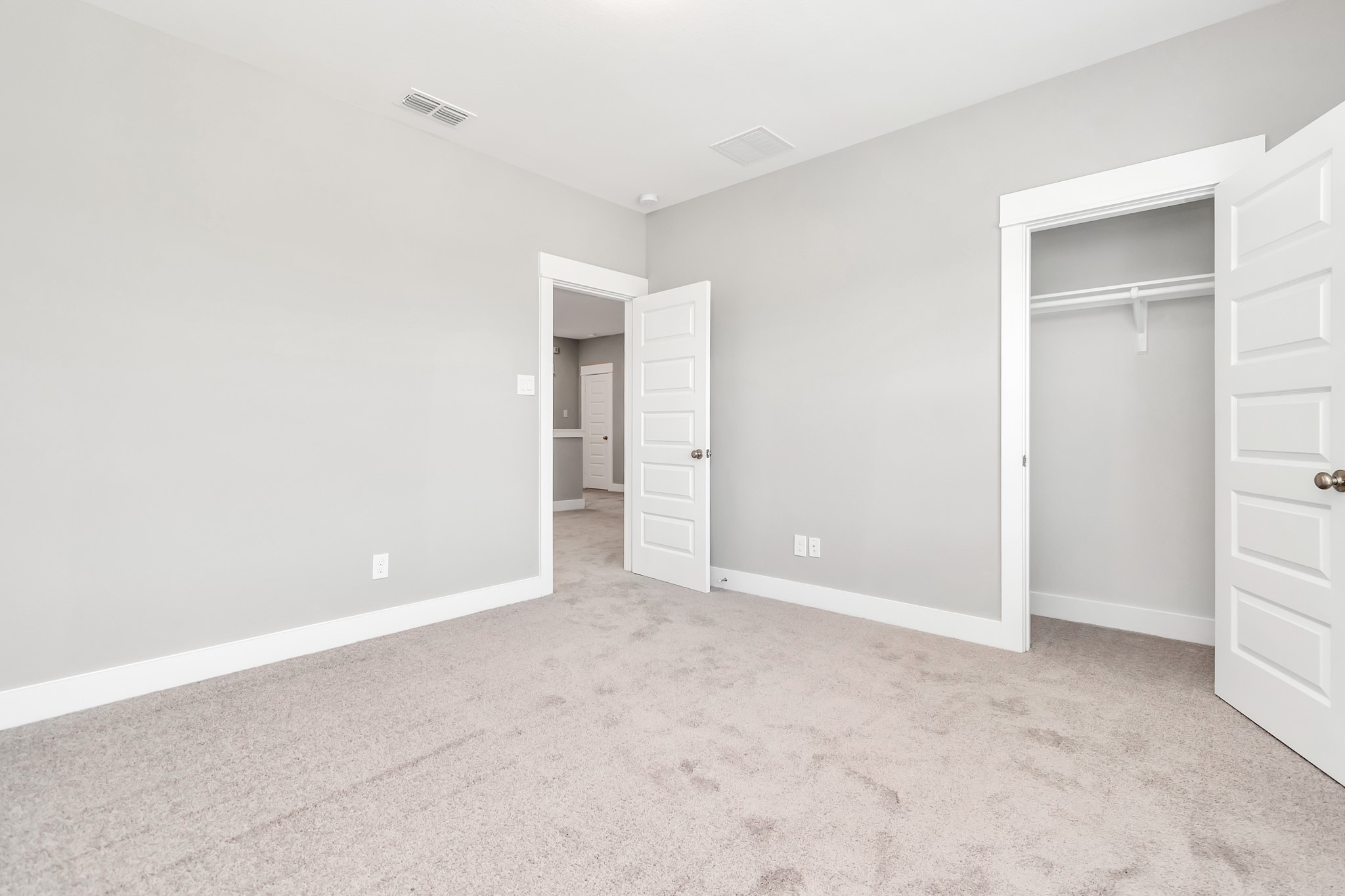2717 Ruhman Flds Drive Houston, TX 77008 - Photo 21 of 43 an empty room with closet and windows