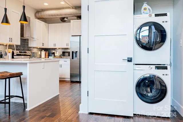 a view of kitchen with washer and dryer