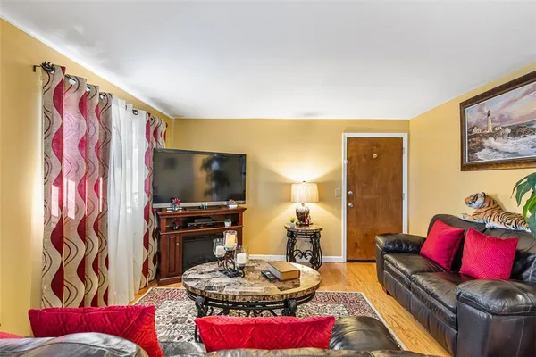 $199,900 | 117 John Street, Unit 1, Lincoln, RI 02865