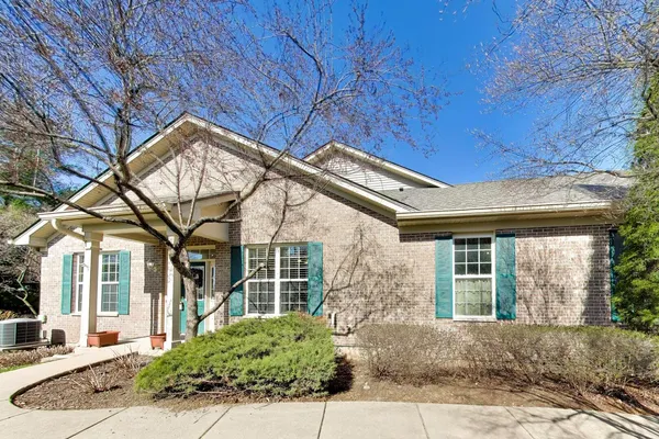 $379,900 | 985 Oak Ridge Boulevard, Elgin, IL 60120