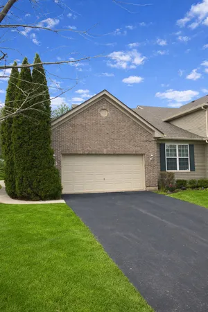 $389,900 | 985 Oak Ridge Boulevard, Elgin, IL 60120