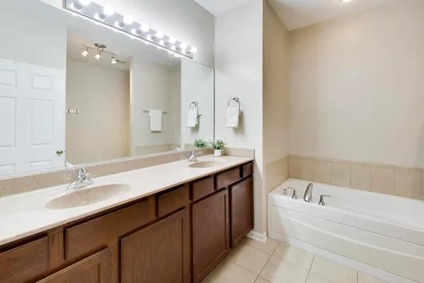 $379,900 | 985 Oak Ridge Boulevard, Elgin, IL 60120