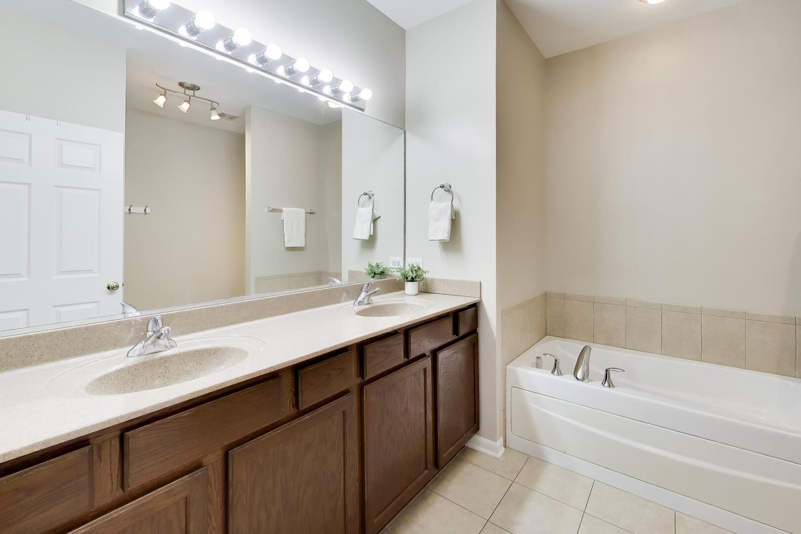 985 Oak Ridge Boulevard Elgin, IL 60120 - Photo 12 of 29