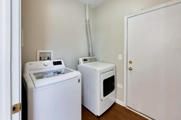 $379,900 | 985 Oak Ridge Boulevard, Elgin, IL 60120