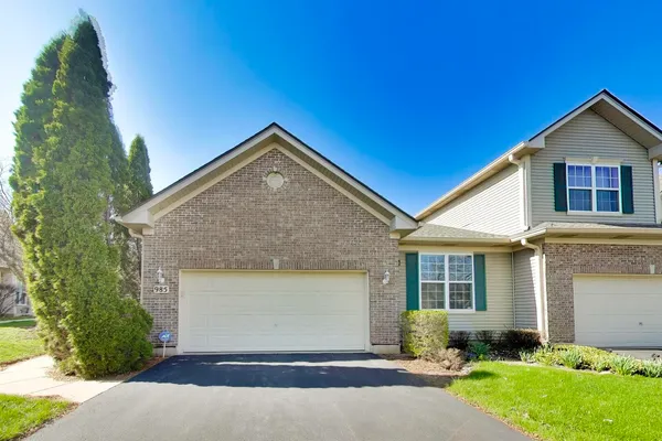 $379,900 | 985 Oak Ridge Boulevard, Elgin, IL 60120