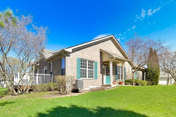 $379,900 | 985 Oak Ridge Boulevard, Elgin, IL 60120