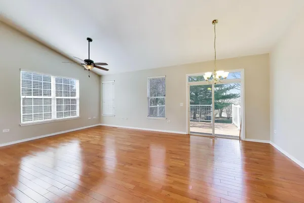 $379,900 | 985 Oak Ridge Boulevard, Elgin, IL 60120