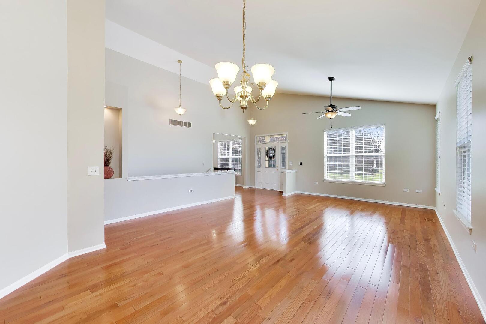 985 Oak Ridge Boulevard Elgin, IL 60120 - Photo 4 of 29